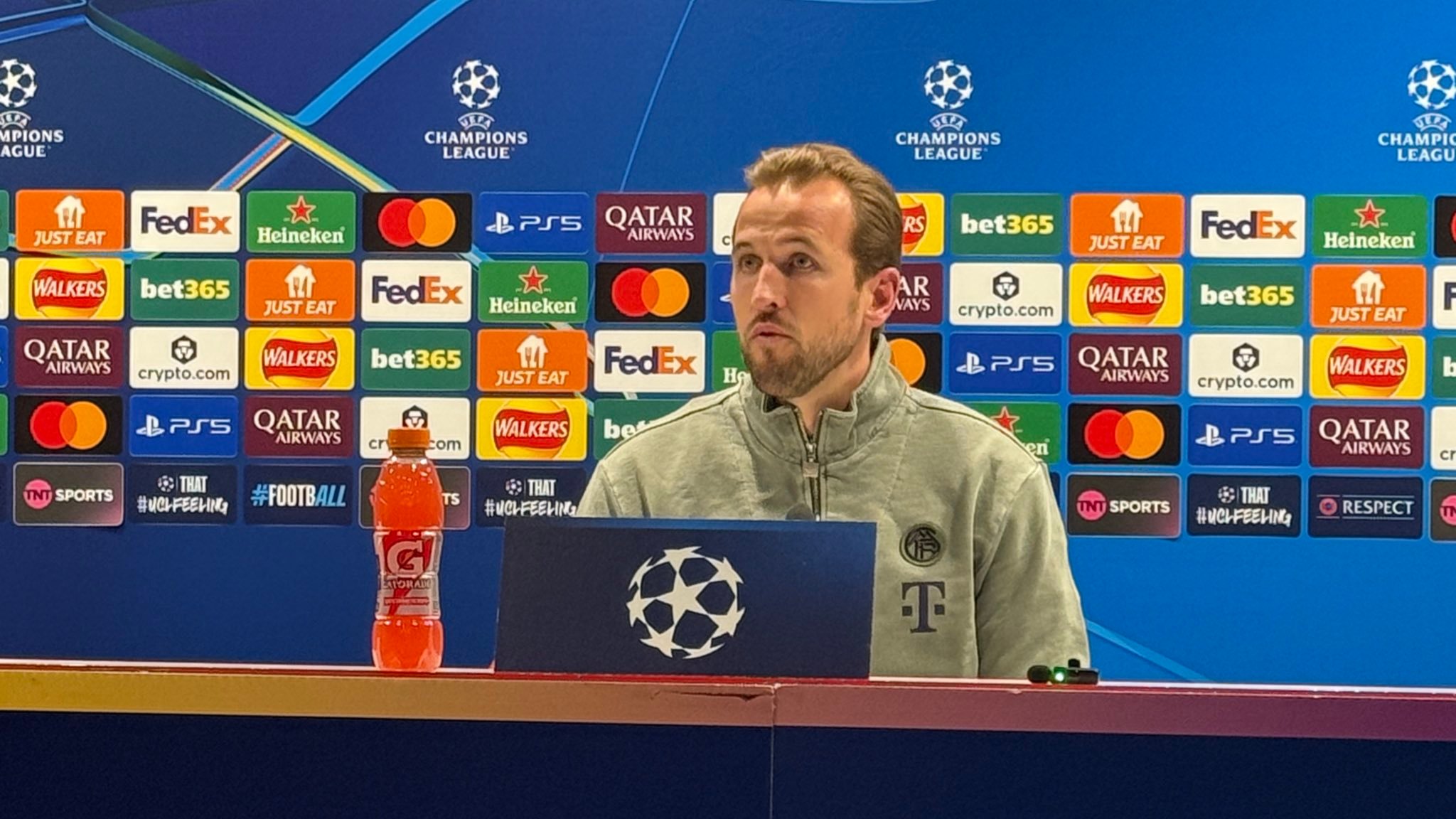 哈里 ·凯恩在拜仁对阿森纳的欧冠赛前新闻发布会上说：“转会到拜仁慕尼黑是我人生最