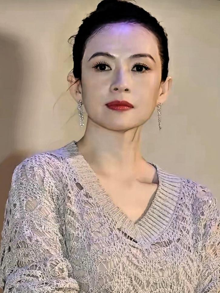 宝子们快看章子怡近照！这状态也太绝了吧！快50岁的人了，穿着镂空针织衫，戴个长耳