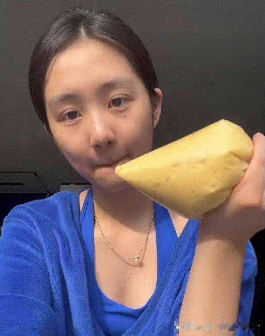 黄多多不仅身材好，还特别会做饭，手艺超棒 