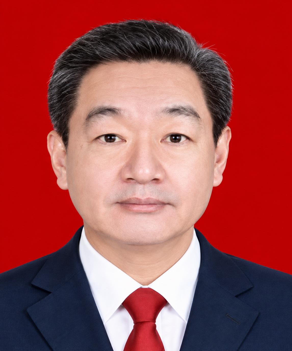 陈连义，男，1971年12月出生，河南省开封市工艺美术行业协会会长，官窑非遗传承