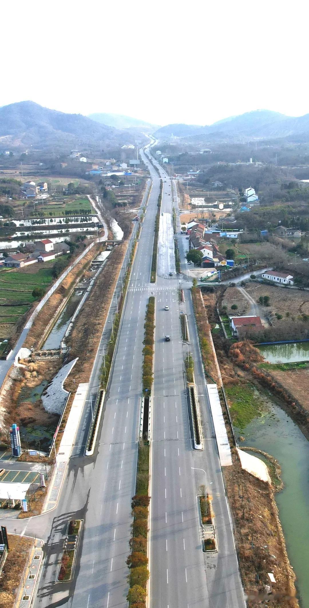 京钱公路（京山一一钱场），春潮涌动。

咏京钱公路
 
京钱大道贯山川，畅行无阻