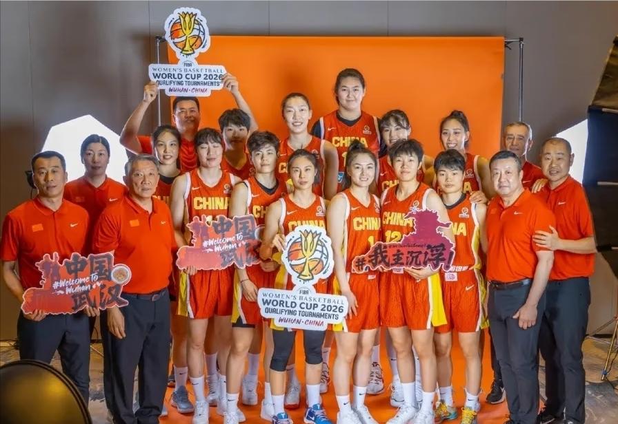 各位篮球迷们，你们听说了吗？中国女篮又爆出重磅消息——00后小将杨舒予正式从姐姐