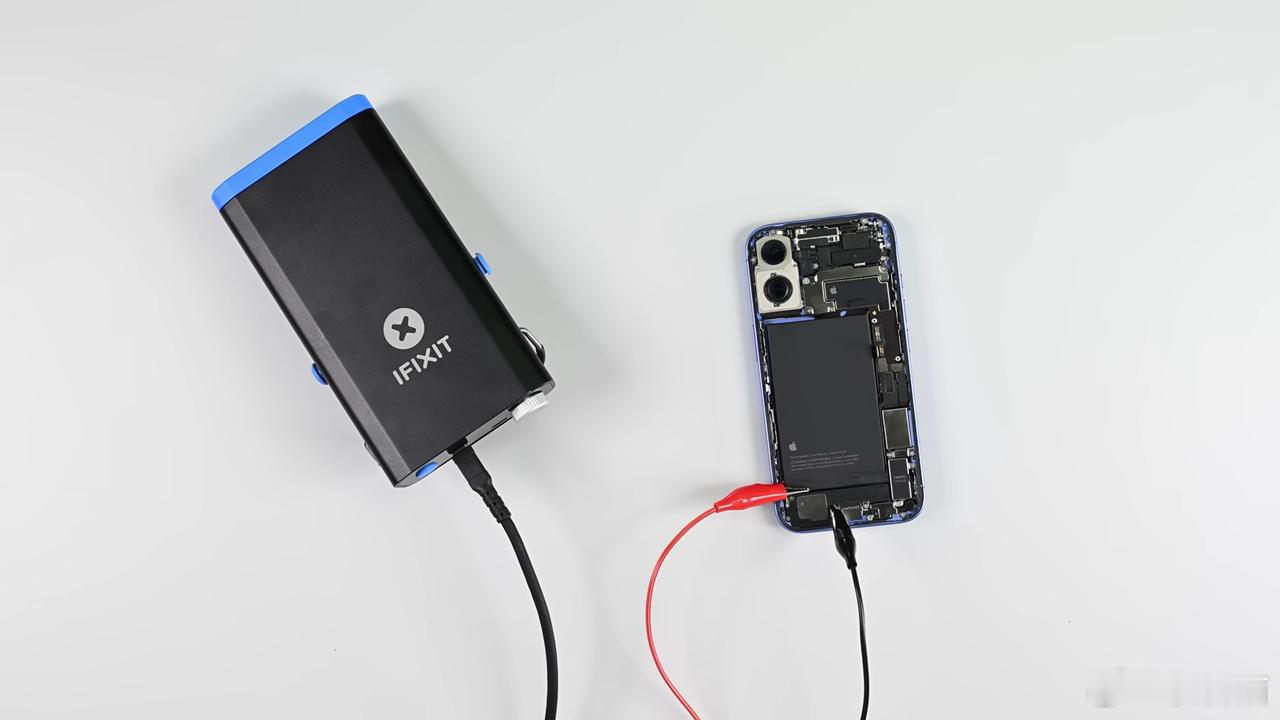 从这一代iPhone开始，苹果改变了电池粘合剂的技术。日前知名拆解网站 iFix