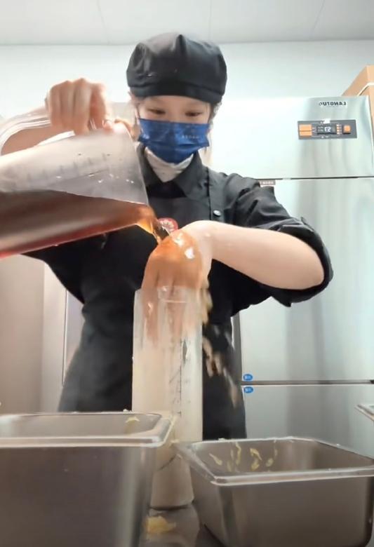 霸王茶姬 手打手洗奶茶？有点被恶心到了，好在我已经很久不喝了。 