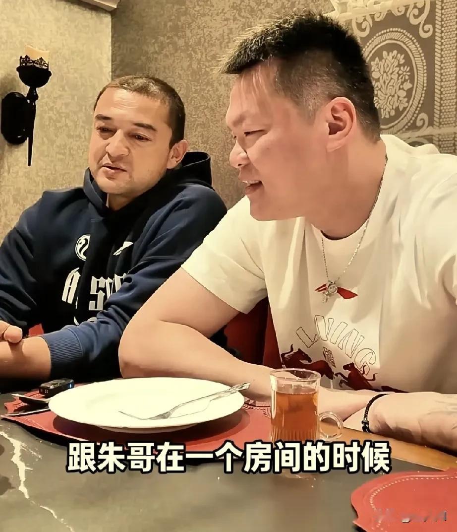 西热力江跟朱芳雨在最新一期视频中讲述国家队趣事，2012年伦敦奥运会男篮集训的时