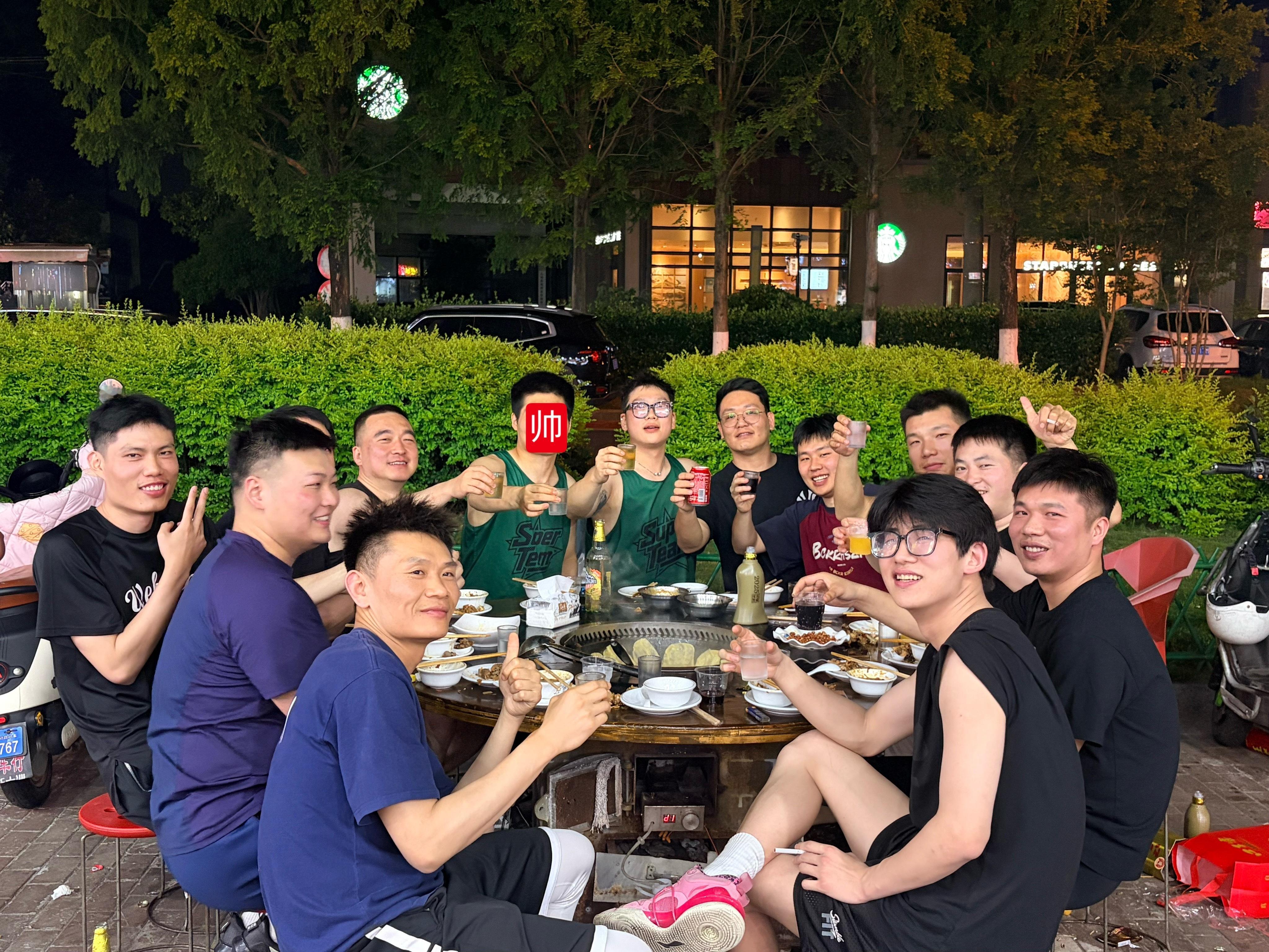 兄弟们打完球，一起吃个饭，喝点小酒，快乐超乎你想象。 nba