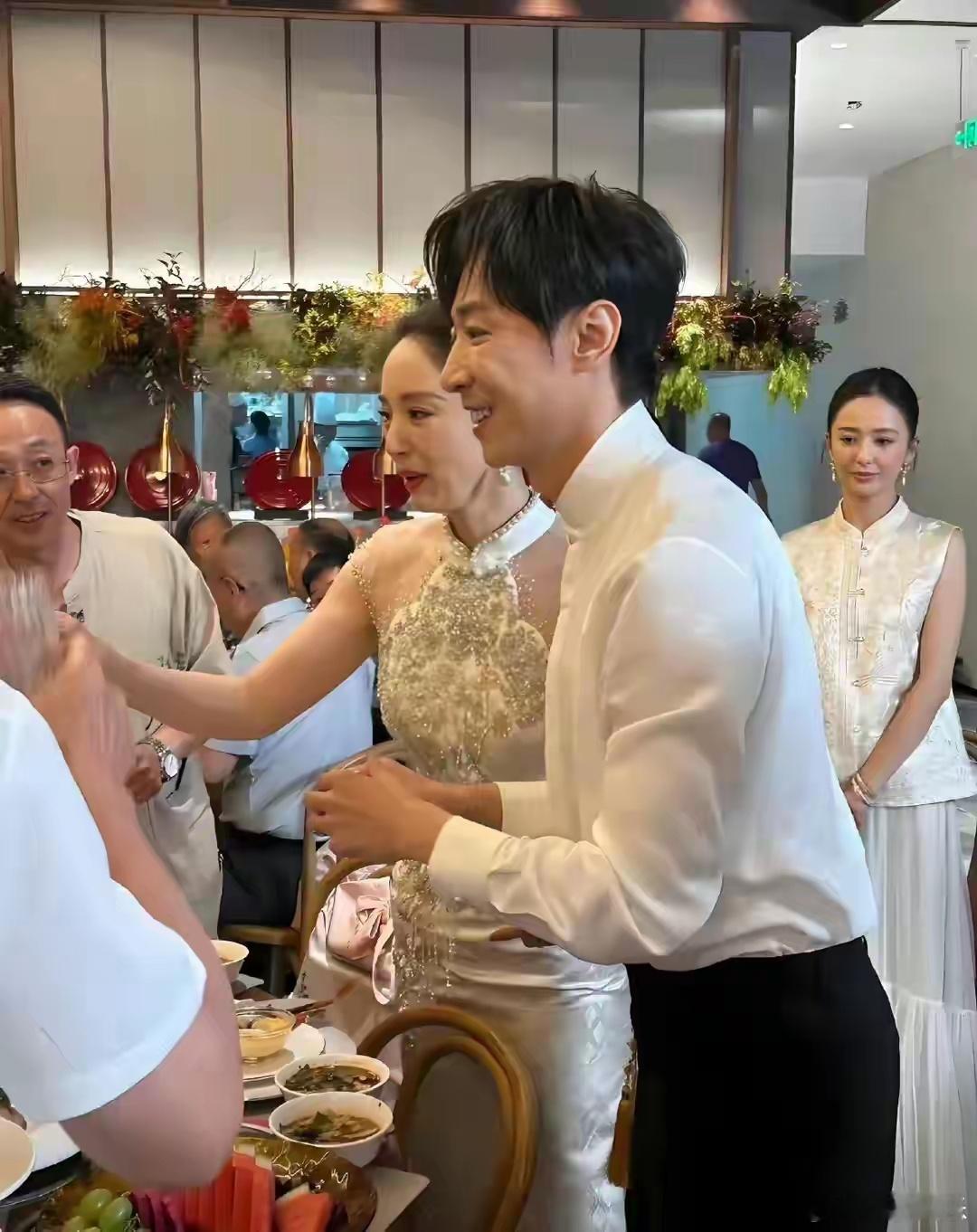 董璇说我又要办婚礼了董璇也太有意思了，她居然联系了之前的婚礼策划，一本正经地说“