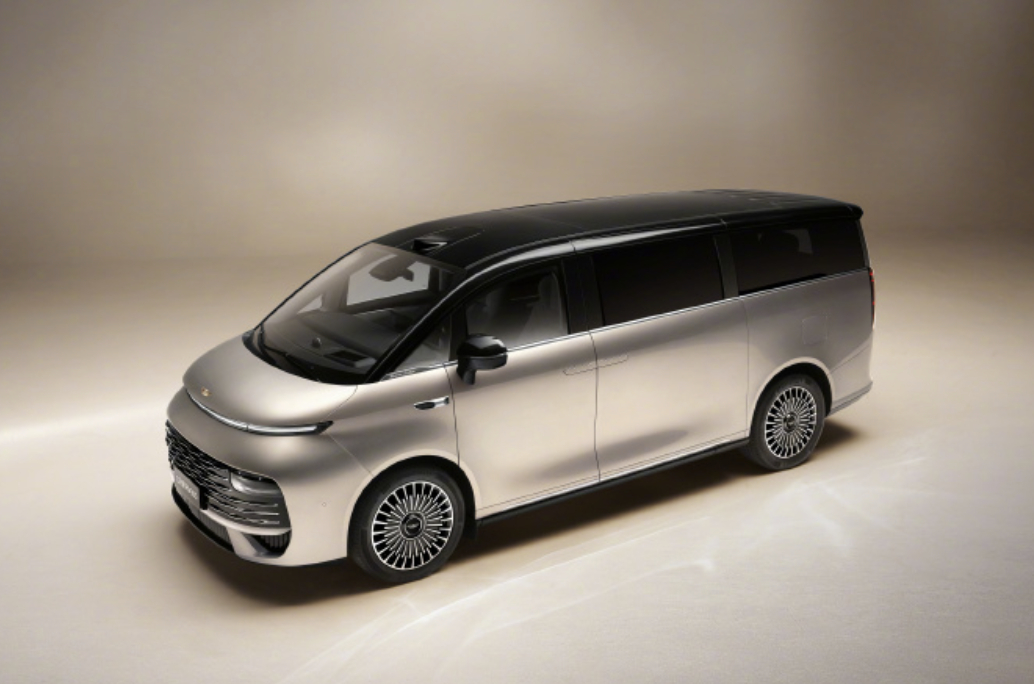 当下MPV市场最火的就是 “宜商宜家” 和增程动力。前者解决了用户 “一辆车兼顾