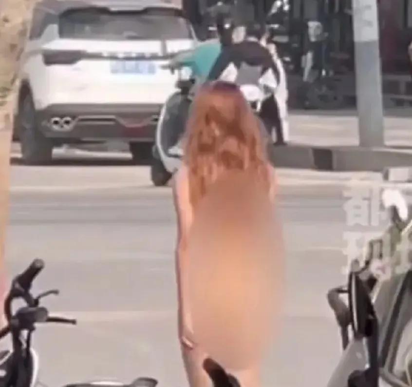 女子的头发都打理的这么好，也不像精神有问题的人，竟然以这种行为，在川流不息的人和