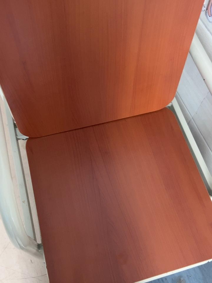 医院那硬板凳，我算是坐明白了

陪护过的人都知道，病房里那把折叠凳子，简直是反人