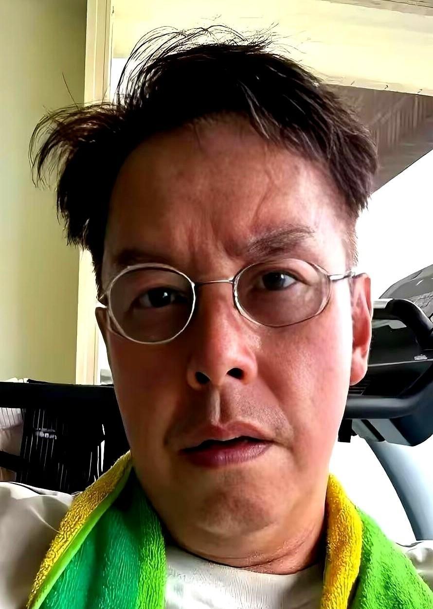 看新闻媒体最近的报道，香港红馆刚出了一桩“砸人饭碗”的稀罕事。76岁的谭咏麟，连