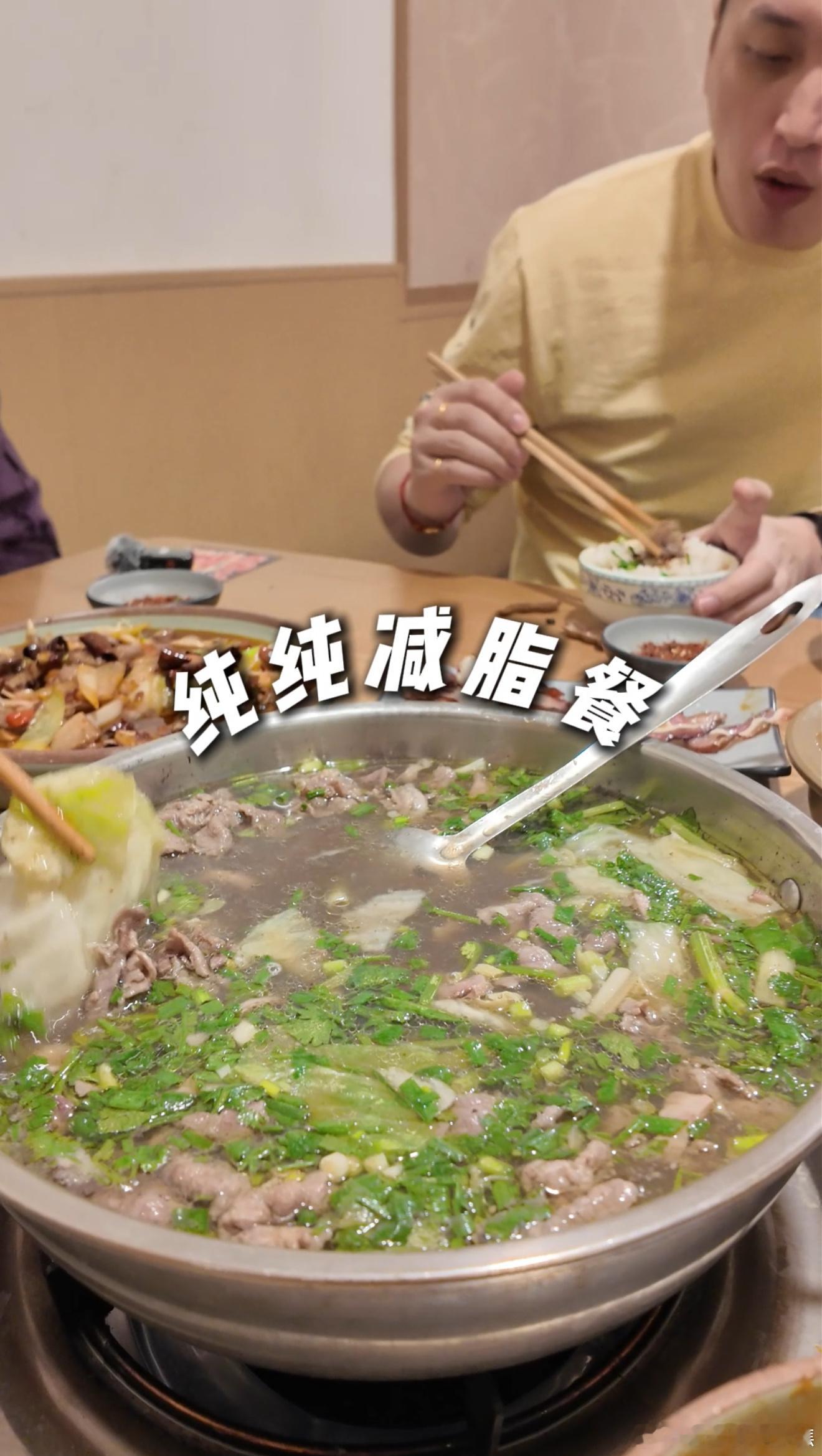 大型双标现场！李纯在宁古塔马頔在成都耍 让人笑不活。马頔这吃播太拉仇恨，面对减肥