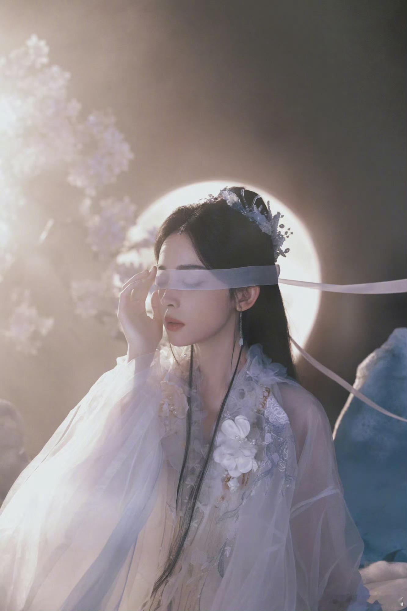 早上好，大家中秋节快乐啊。哔哩哔哩真是审美绝佳，月宫仙子嫦娥就应该是娜扎扮演的这