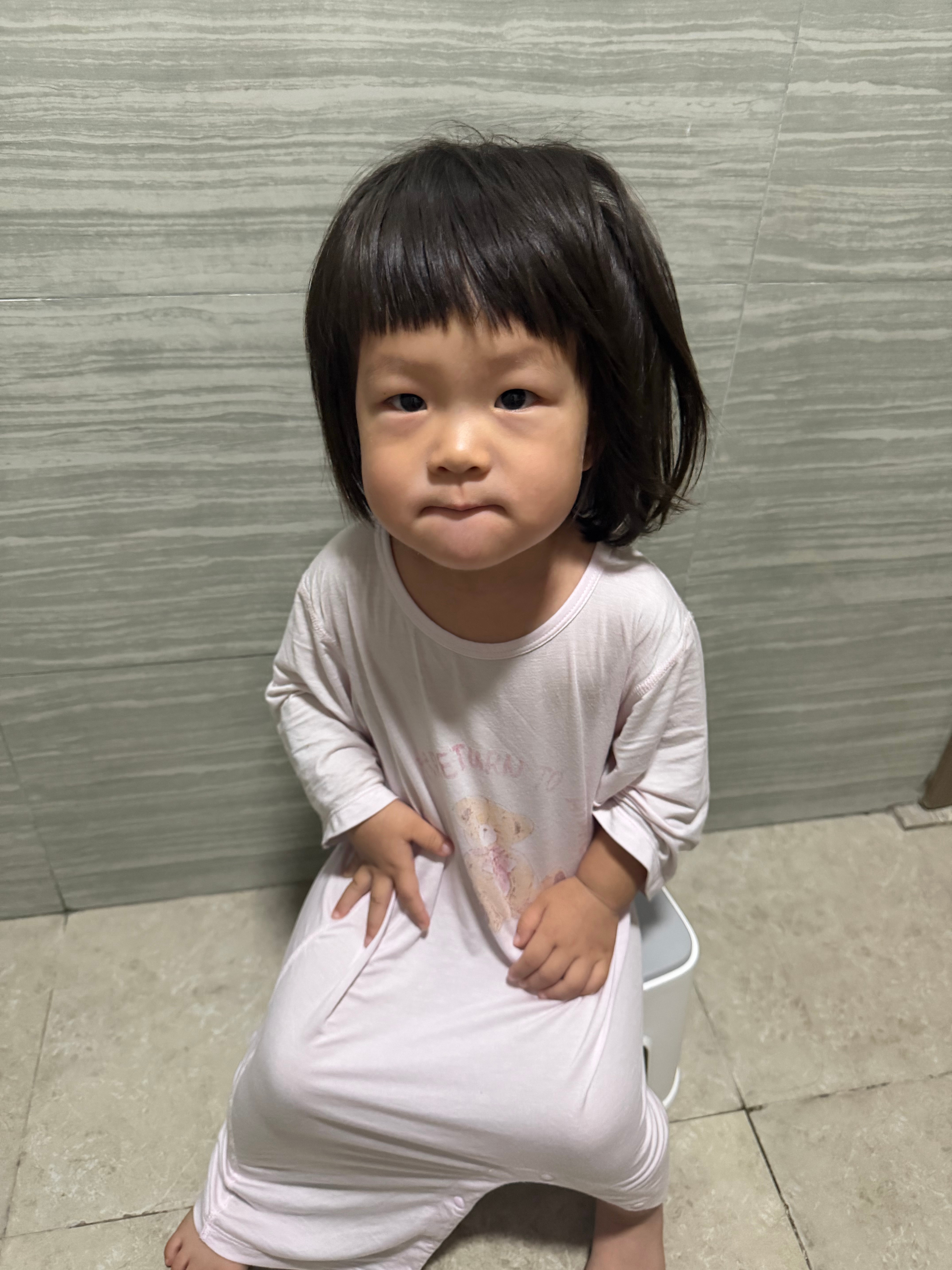 好消息！孩子从昨天下午六点半睡到今天上午七点十分！中间醒了两次，第一次抱了抱睡了