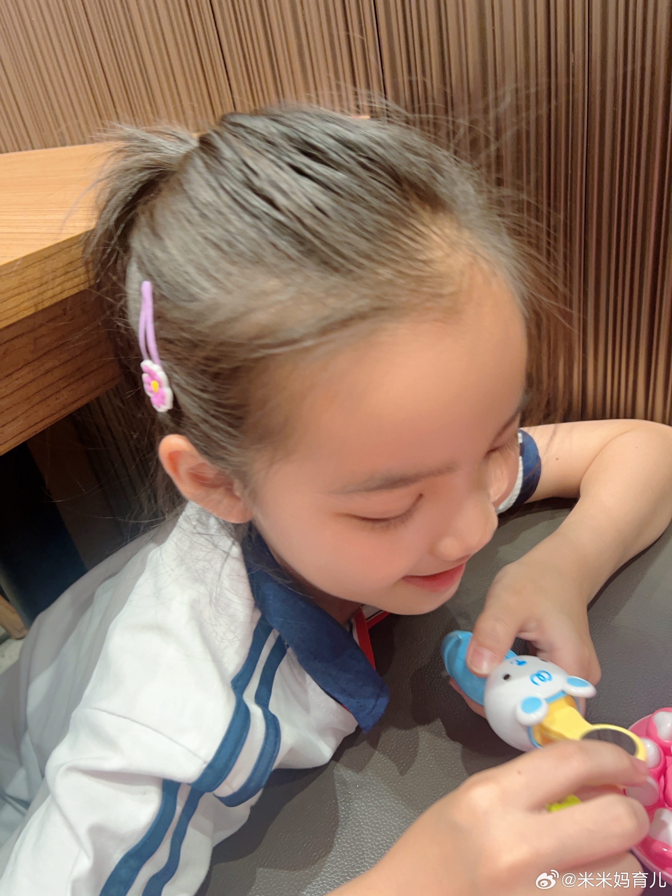 二年级的米米～还是很喜欢过家家的一切玩具躲在桌子下玩新买的刷牙玩具带娃随手拍米米