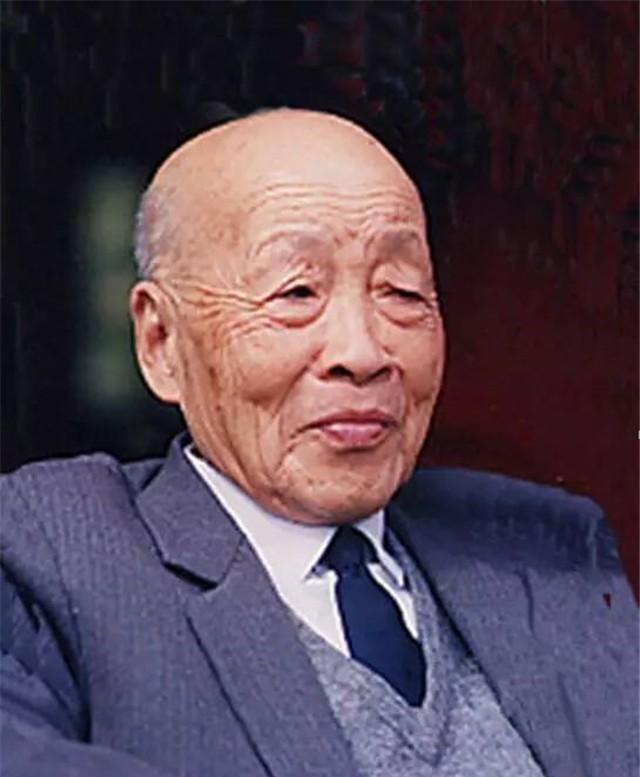 苏步青与妻子相守多年，因承诺带她回家乡而动情，43年未归家终含泪依偎在怀里
19