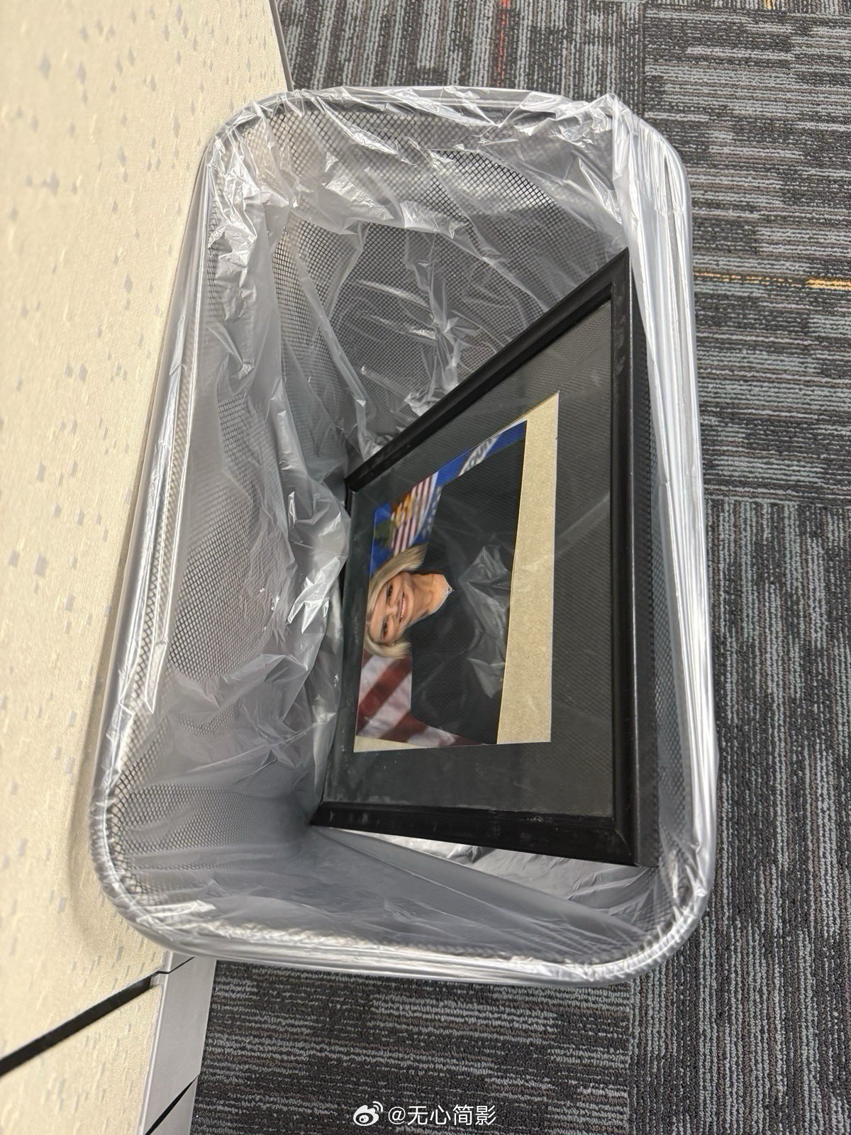 美国司法部长帕姆·邦迪的官方肖像在华盛顿特区司法部被发现丢弃于垃圾桶中，此前她被