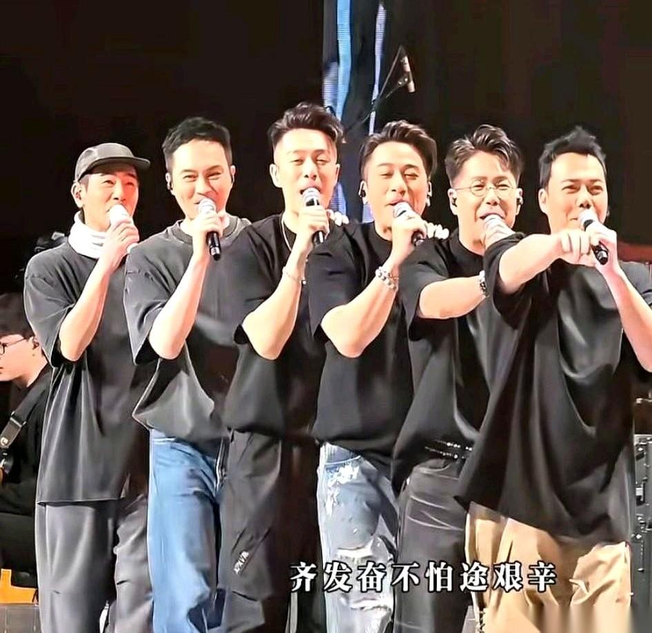 “内娱小鲜肉看看这！陈小春演唱会，大湾区五兄弟一上台，《大湾仔的歌》前奏刚响，整