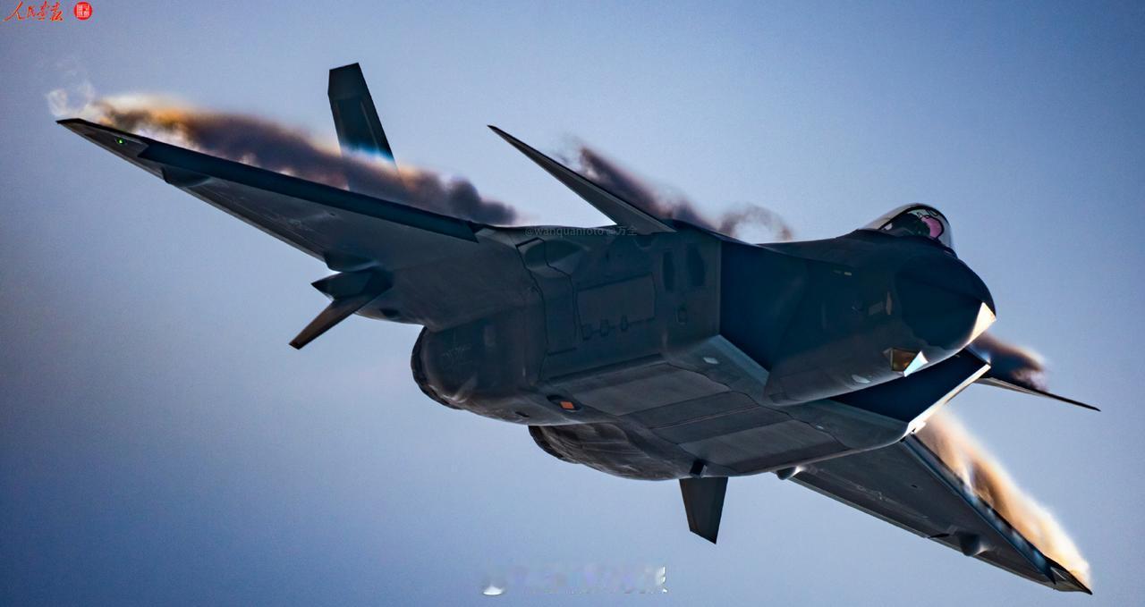 歼二十这张飞行照片美得让人窒息。专业的人做专业的事情，要相信专业人士的技术水平。