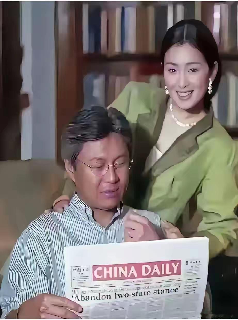 巩俐和第一任老公黄和祥，这是1999年结婚后在家中的照片，那时候，黄和祥任香港英