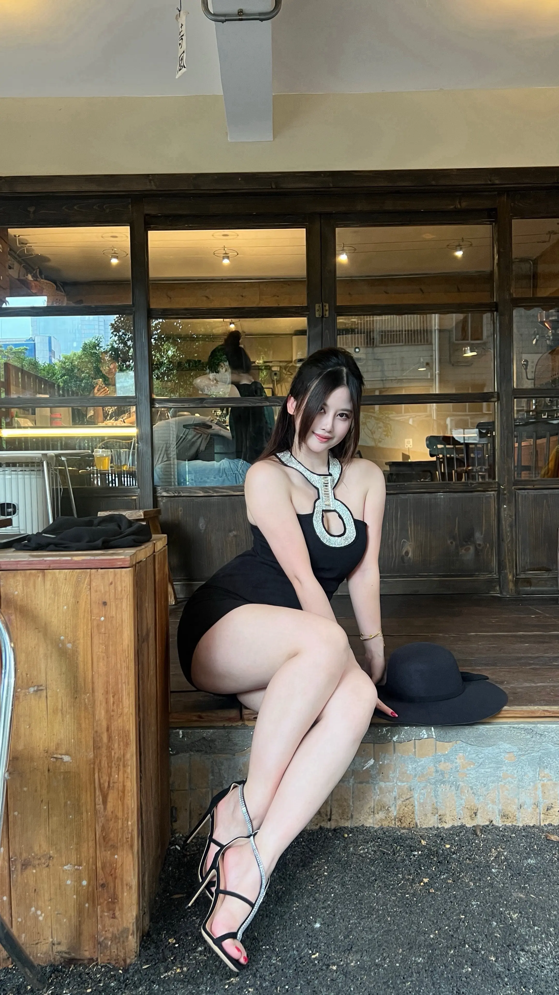 用新派的方式约我 要开豪车 要带礼物 要去吃漂亮饭 再给我转5万块钱