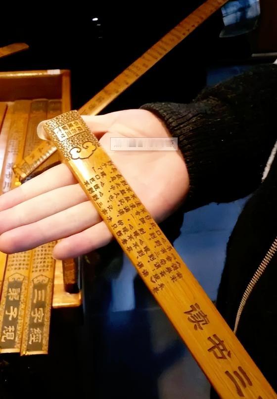 “学生太难管了！”云南，17岁的初三男同学，在课堂上露出隐私部位，还故意让女同桌