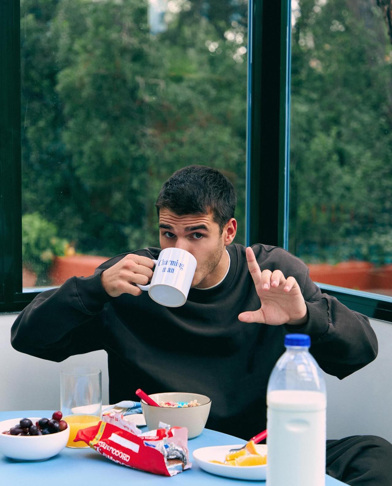 最近，曾是网红的26岁西班牙男星“梅梅” Álvaro Mel（阿尔瓦罗·梅尔