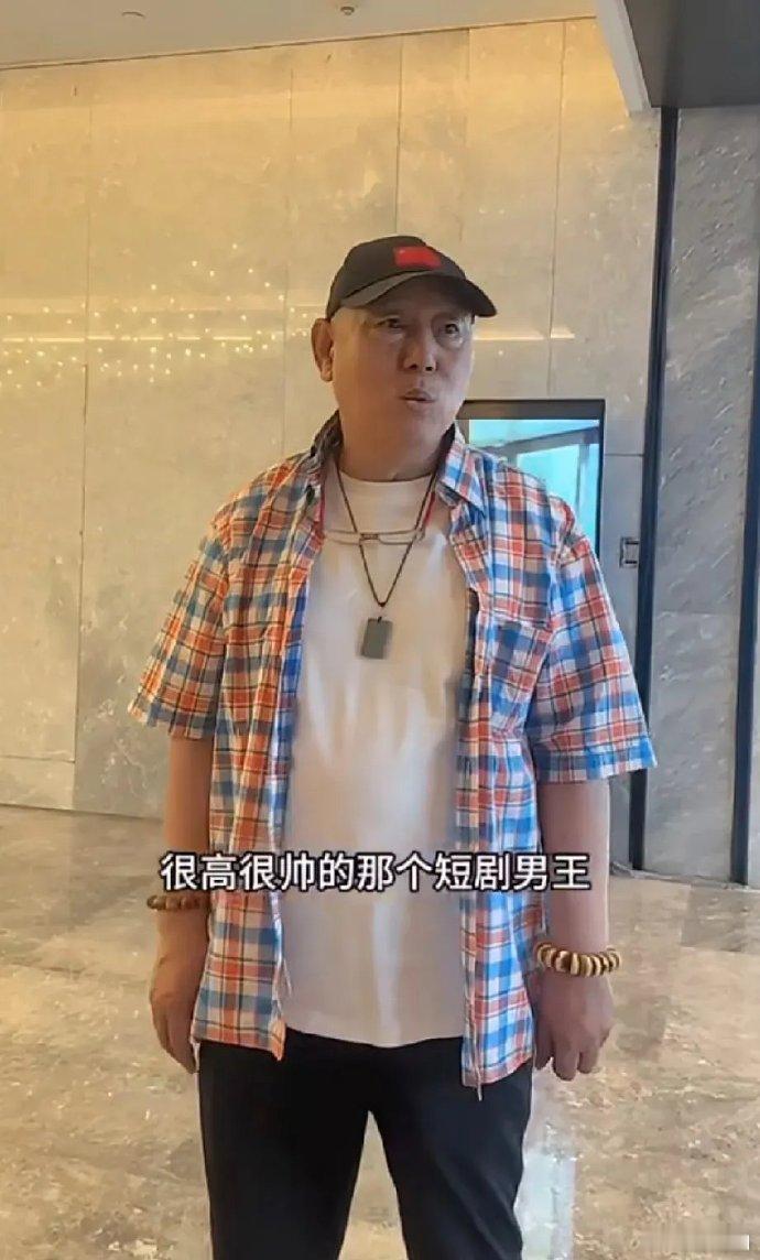 柯淳粉丝托李诚儒照顾，问多批多夸。李老师温柔回应，粉丝俏皮提议“打一巴掌给颗甜枣