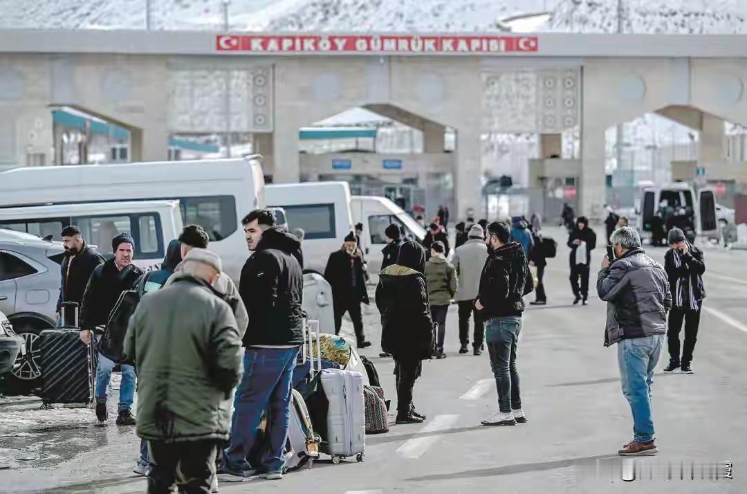 伊朗快速屈服：萨达姆与卡扎菲的阴影，压垮德黑兰的强硬