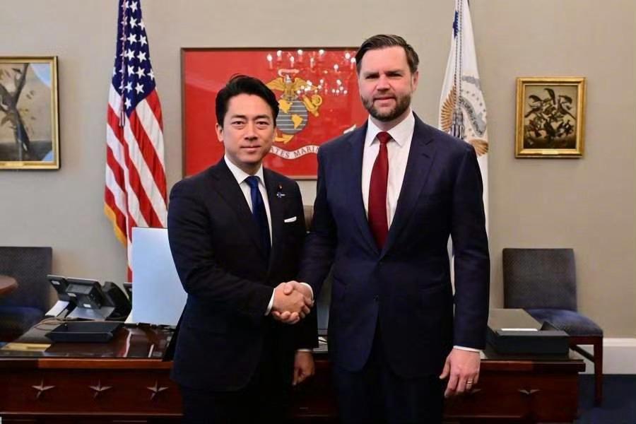 日本防相小泉访美，与万斯会面。日本网民调侃说: 两位年轻的未来首脑。 