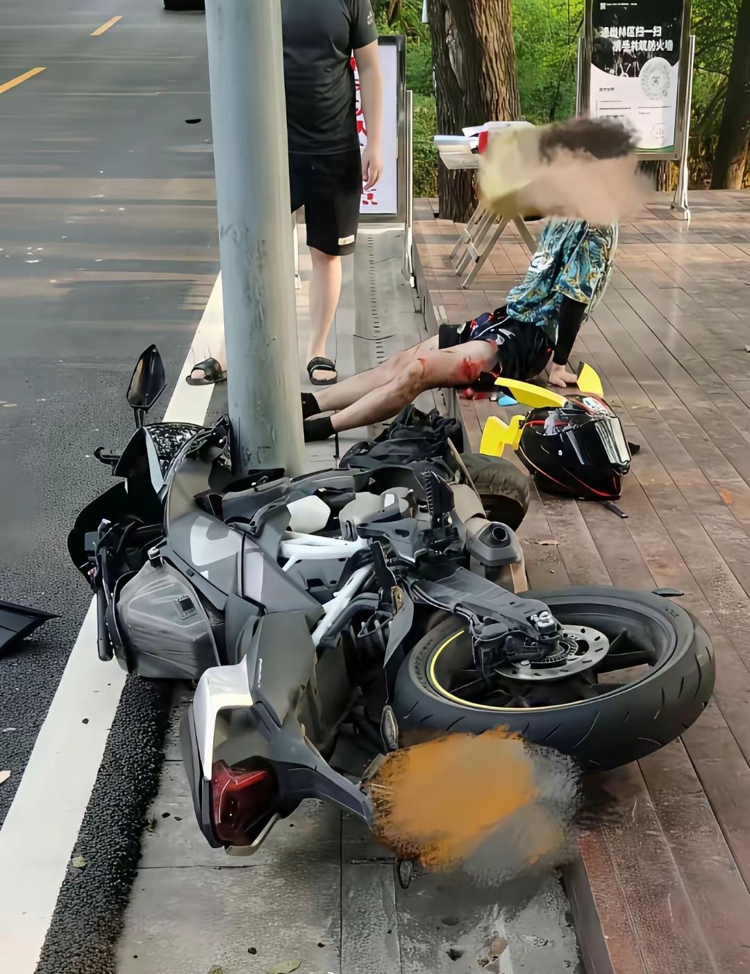 再也不敢玩机车了，一飙车命差点没了啊，腿都要戳穿了。 ​​​