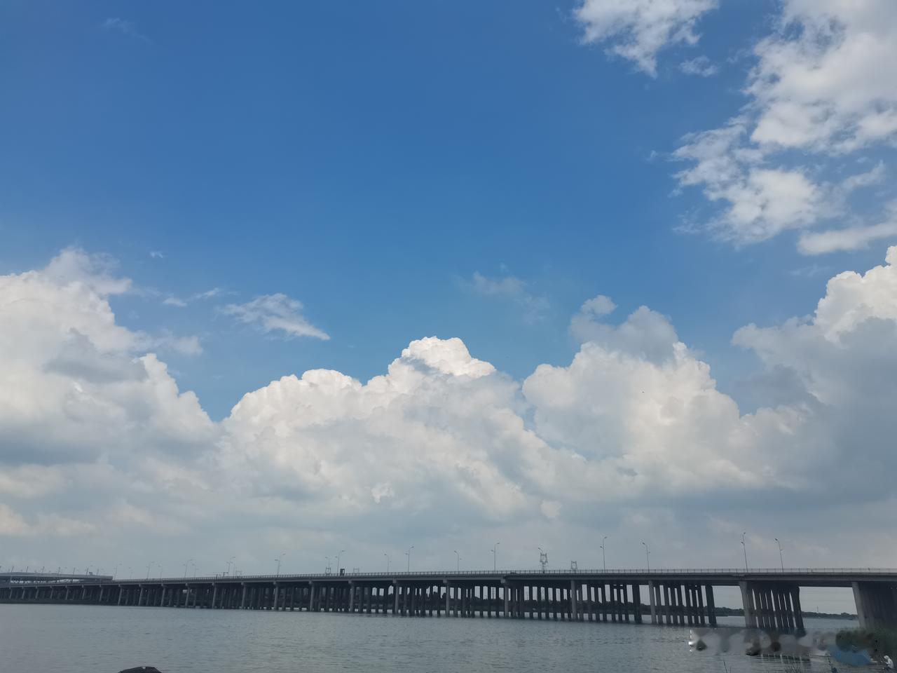 石家庄滹沱河，确实是个不错的地方。很多人去那里骑行，露营，跑步，放松的。