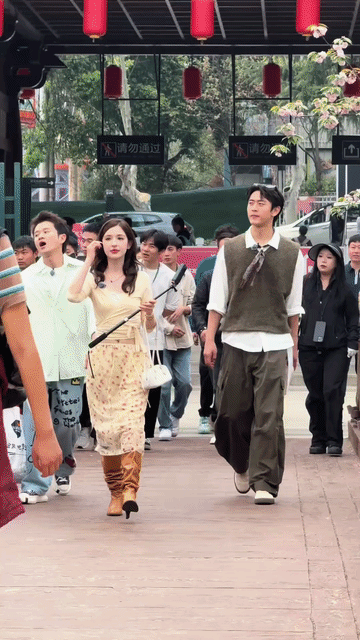 最理解不了哈妮克孜这种穿搭，白瞎了好身材，衣服明明那么轻薄飘逸，脚上却配了一双厚