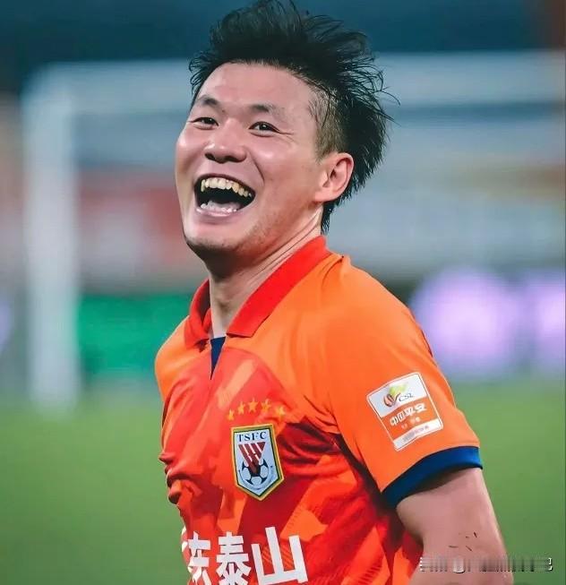 李源一无限接近加盟申花？闹腾！
最近有一则消息炸了锅，上海很多自媒体爆料，泰山球