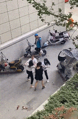 不要以为她们是为了这顿饭而大打出手，完全是因为外卖小哥想看热闹