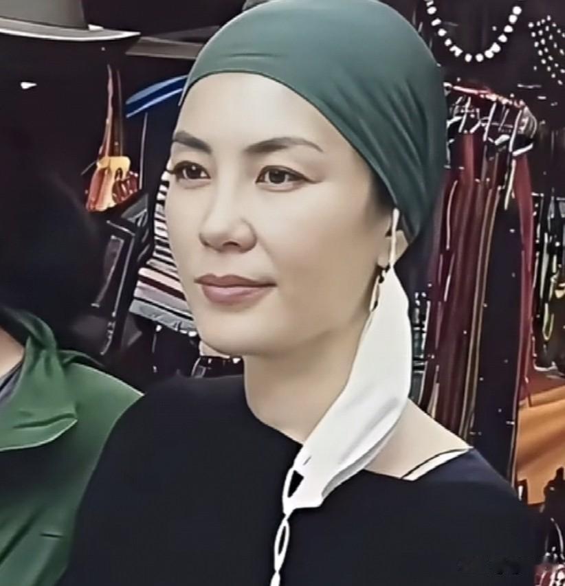 王菲已经有五十八岁了，能有如此气质，真的已经很不错了，贵气十足。