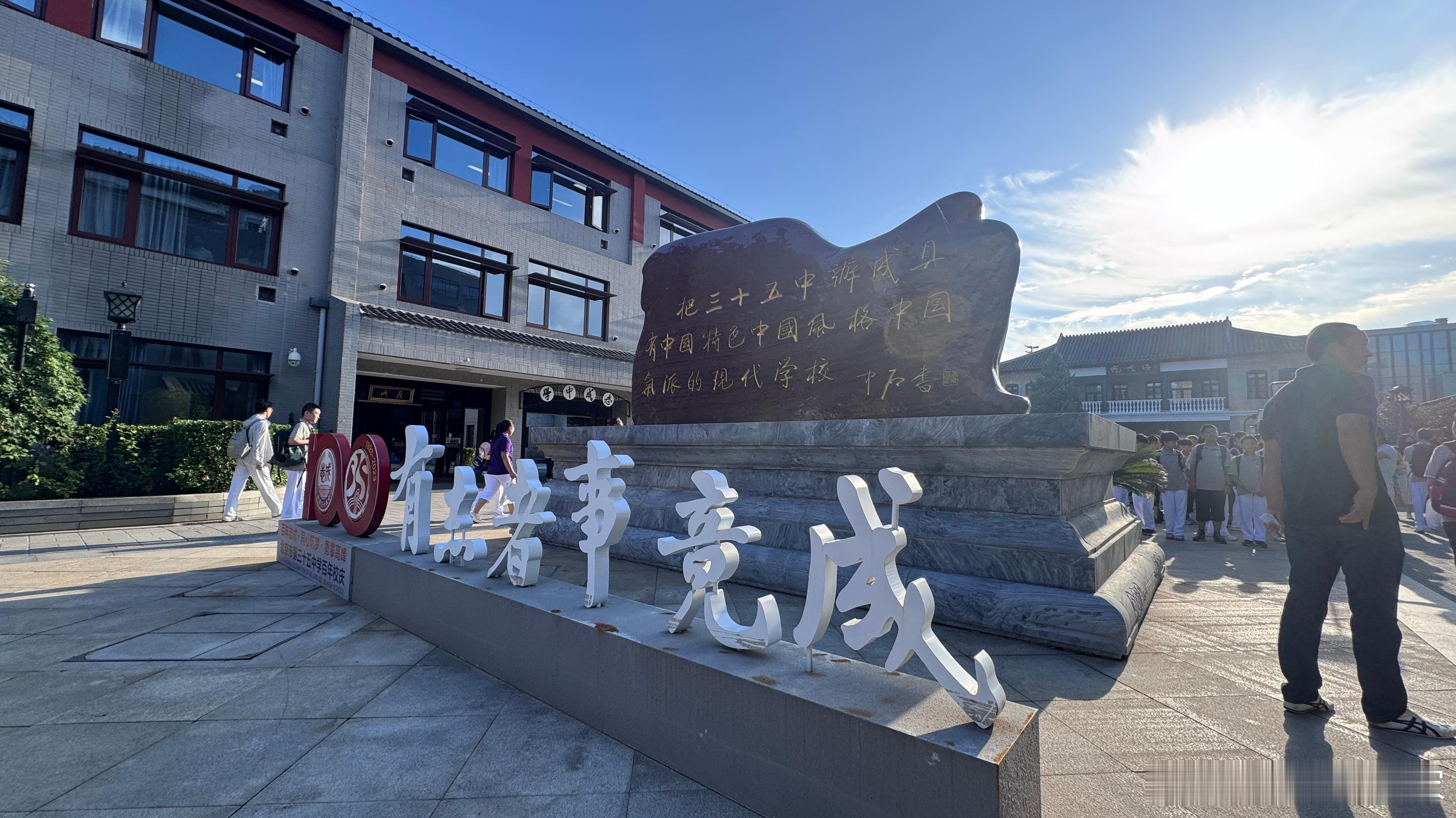 在万忙的日程中，愣是活生生硬挤出一上午时间，来给我家少爷开新生的家长会[无聊]本