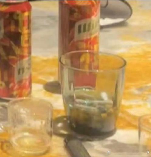 许凯拿酒店水杯当烟灰缸许凯拿水杯当烟灰缸许凯 赵晴 保洁阿姨吐槽明星这种行为增加