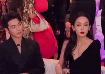 古力娜扎看起来好会撩！披个披肩也是风情万种，头发往身后一撩，露出白皙肌肤，披上披
