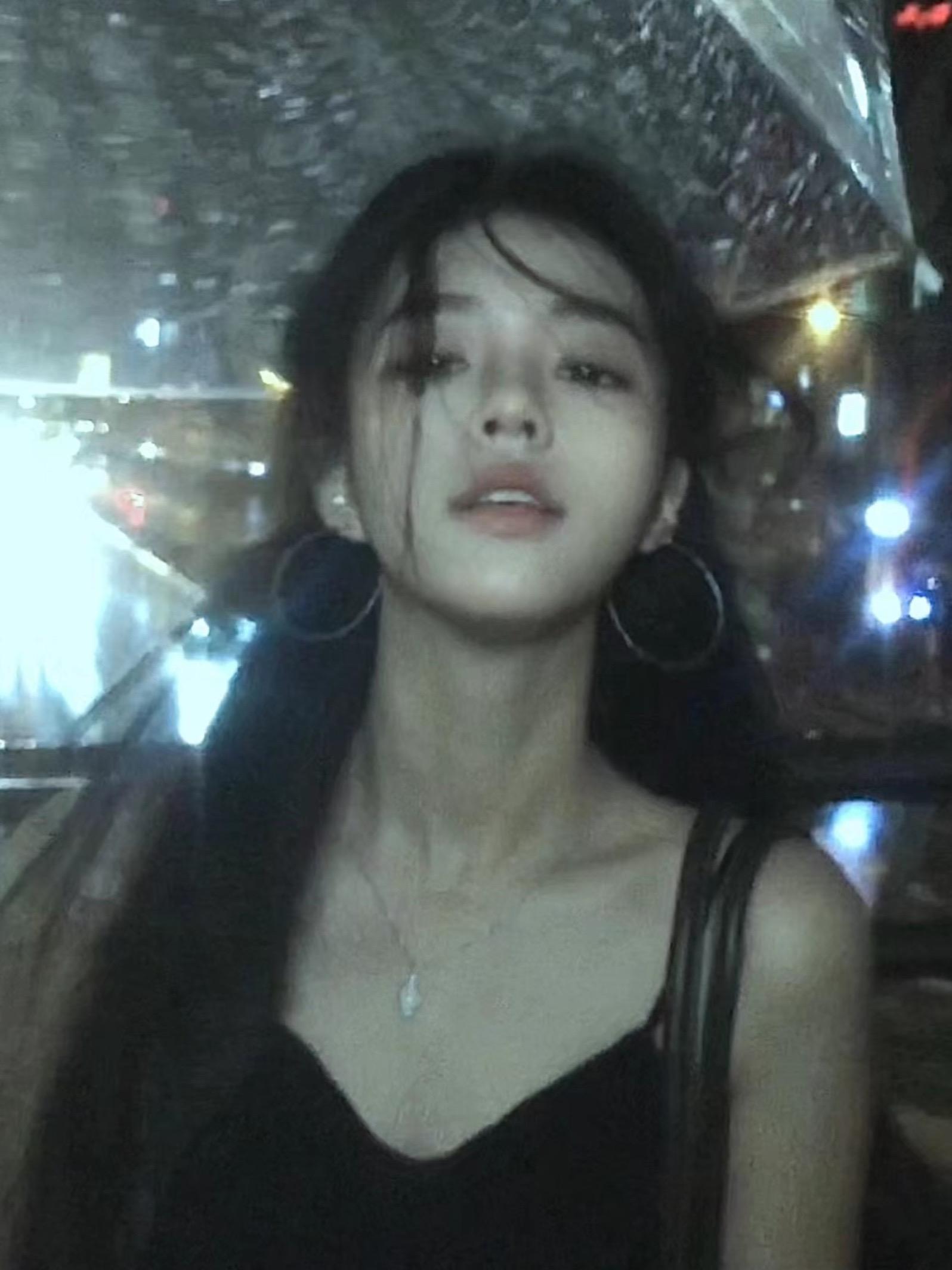 你温柔的唇 致命的眼神。