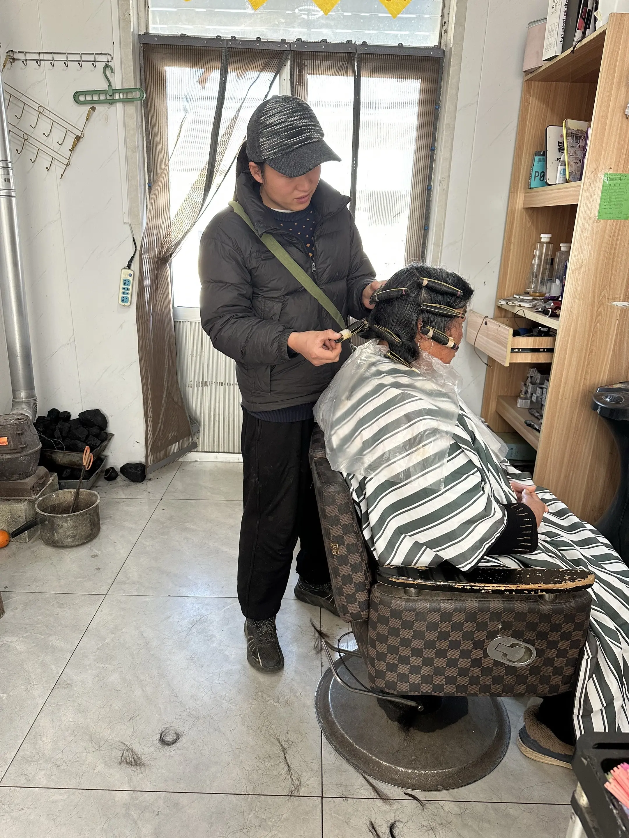 昨天一阿姨给我介绍了一个对象，我告诉她说我两个儿子，还收养了一百来只猫...