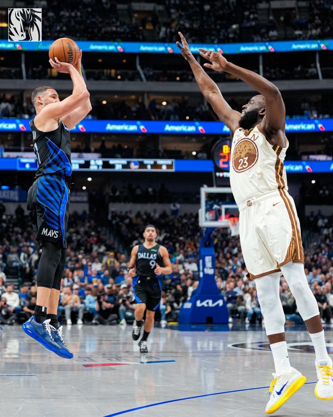 半场结束，独行侠 55-50 领先 5 分。在失误这件事上两边互相喂饭，后半节进