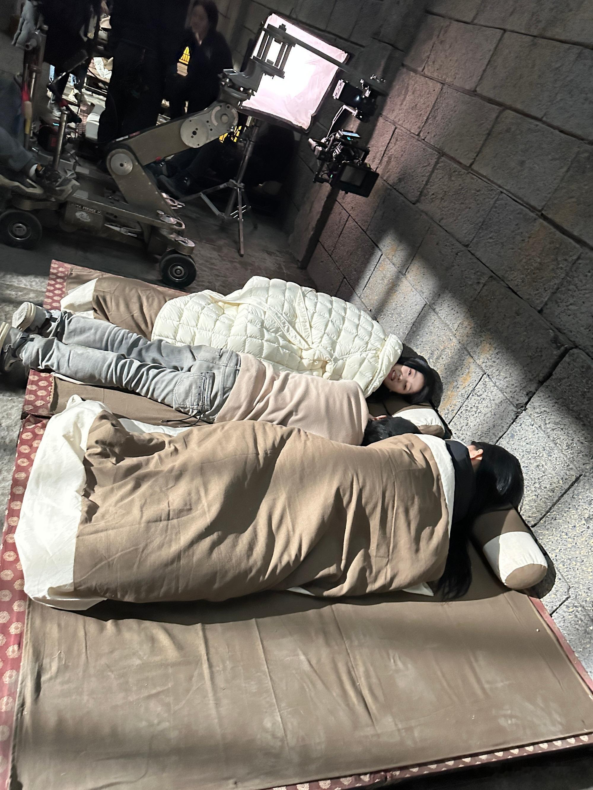 一米四小个的我都没发现中间躺了个人 ​​​