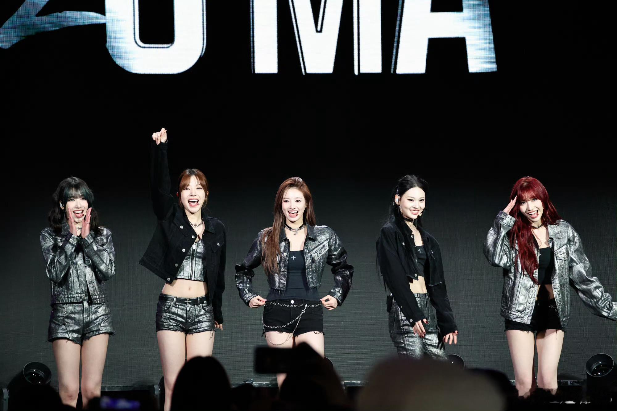 A2OMAY舞台我给到一个夯A2OMAY五位妹妹的舞台，统治力简直爆表！牛仔飒姐