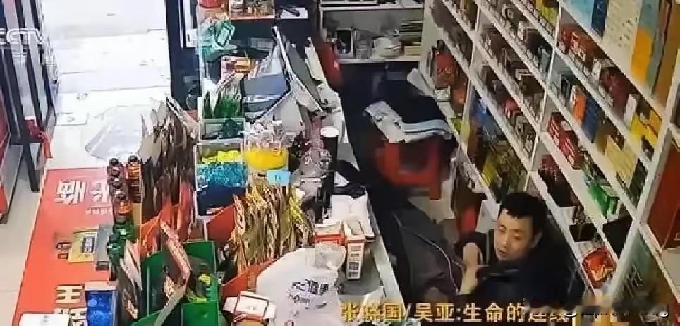 真的被苏州这场暖心救援狠狠破防！超市女店主突发猝死倒地，生死瞬间，路过的小伙没有
