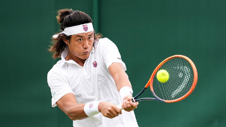 ATP斯海尔托亨博斯250赛首轮，张之臻虽然第二盘错失赛点，但仍以7-6(4)/