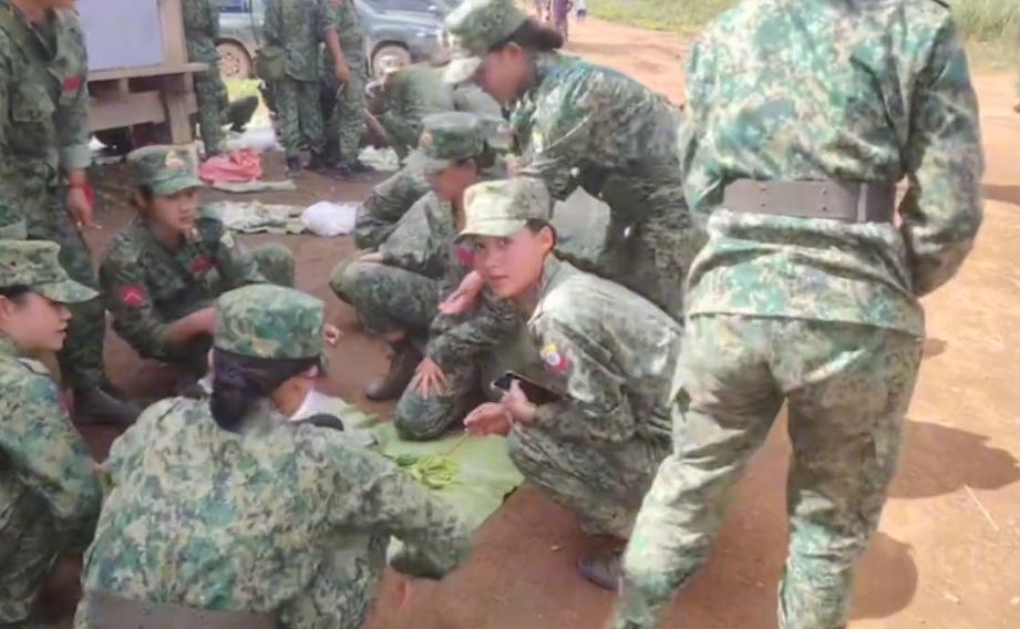 勐拉同盟军的男女官兵，聚在一起吃午饭！

勐拉同盟军的饭菜非常简单，中午席地而坐