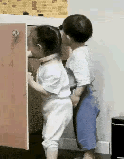 原来这是从小带来的，
男孩到男人都吃这一套。