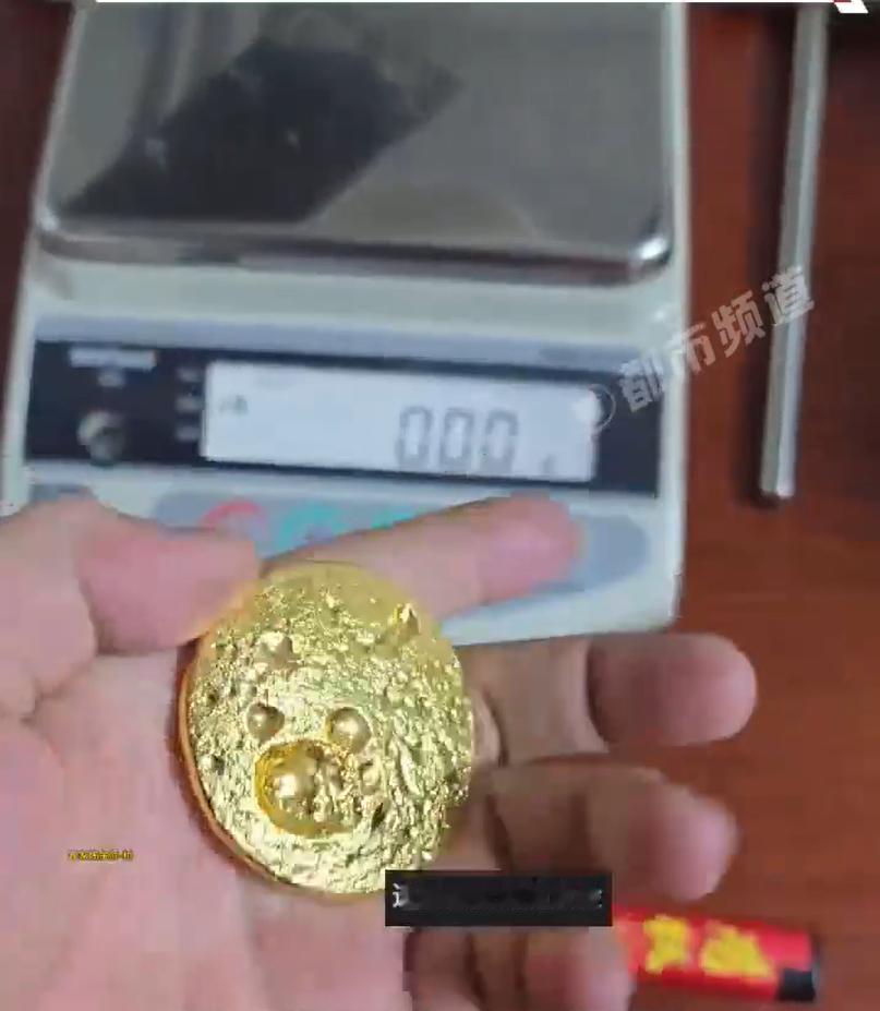黄金价格像坐上了火箭直往上窜，广东男子别出心裁，自己炼制黄金。
前不久，广东男子