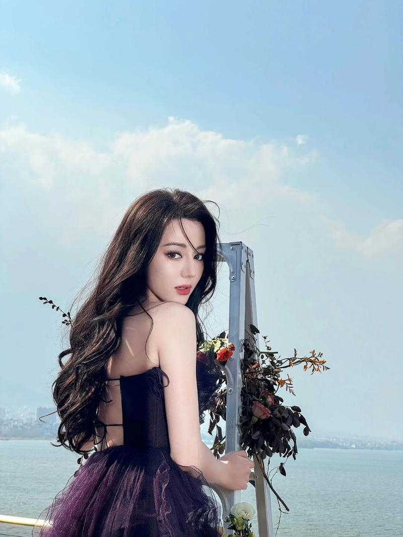 四大顶级扛剧花把迪丽热巴放在哪理了？杨紫、赵丽颖、杨幂、白鹿。我觉得不能说完全正